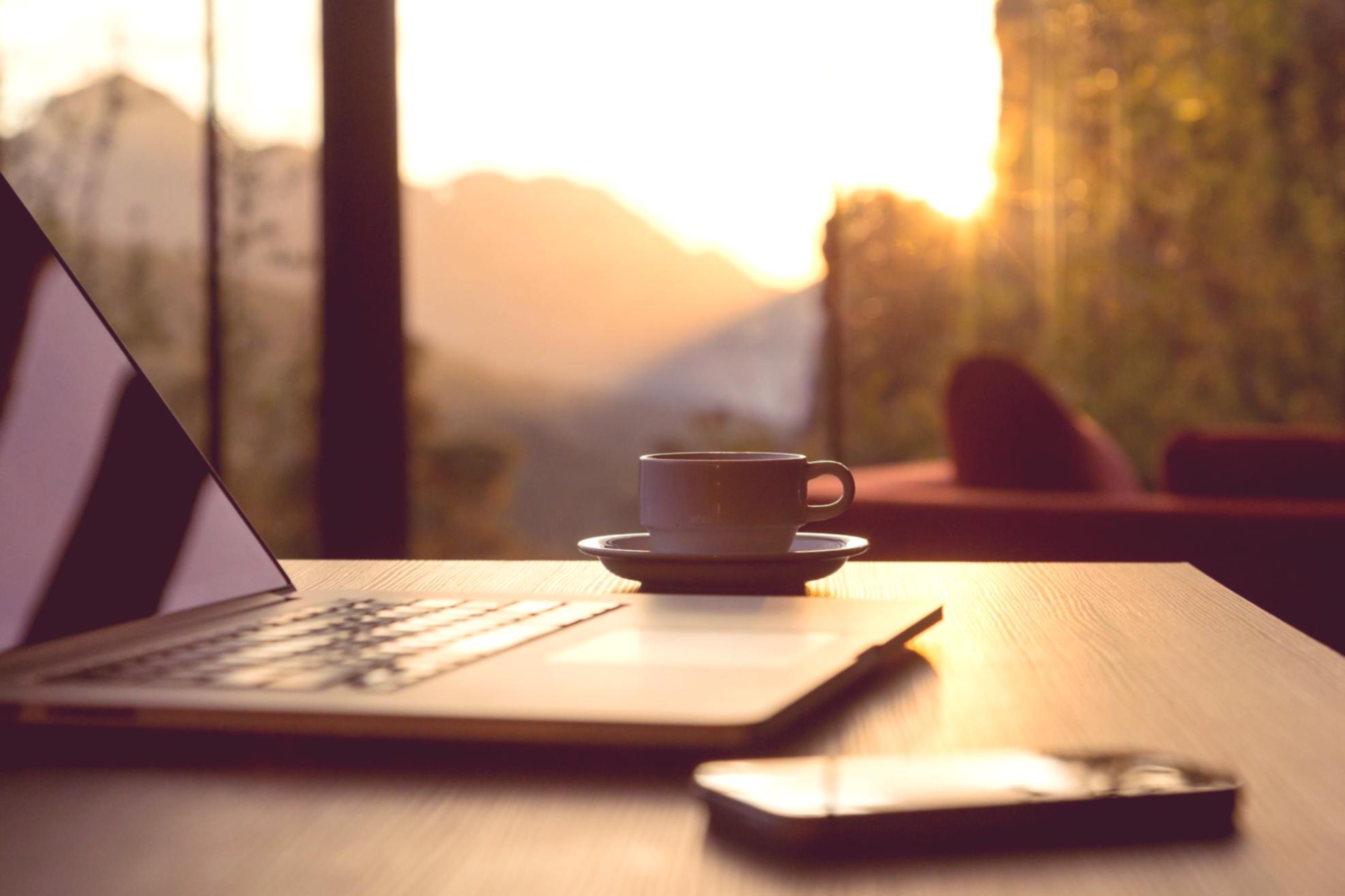 Estudiantes desarrollando nuevas habilidades en sesión interactiva