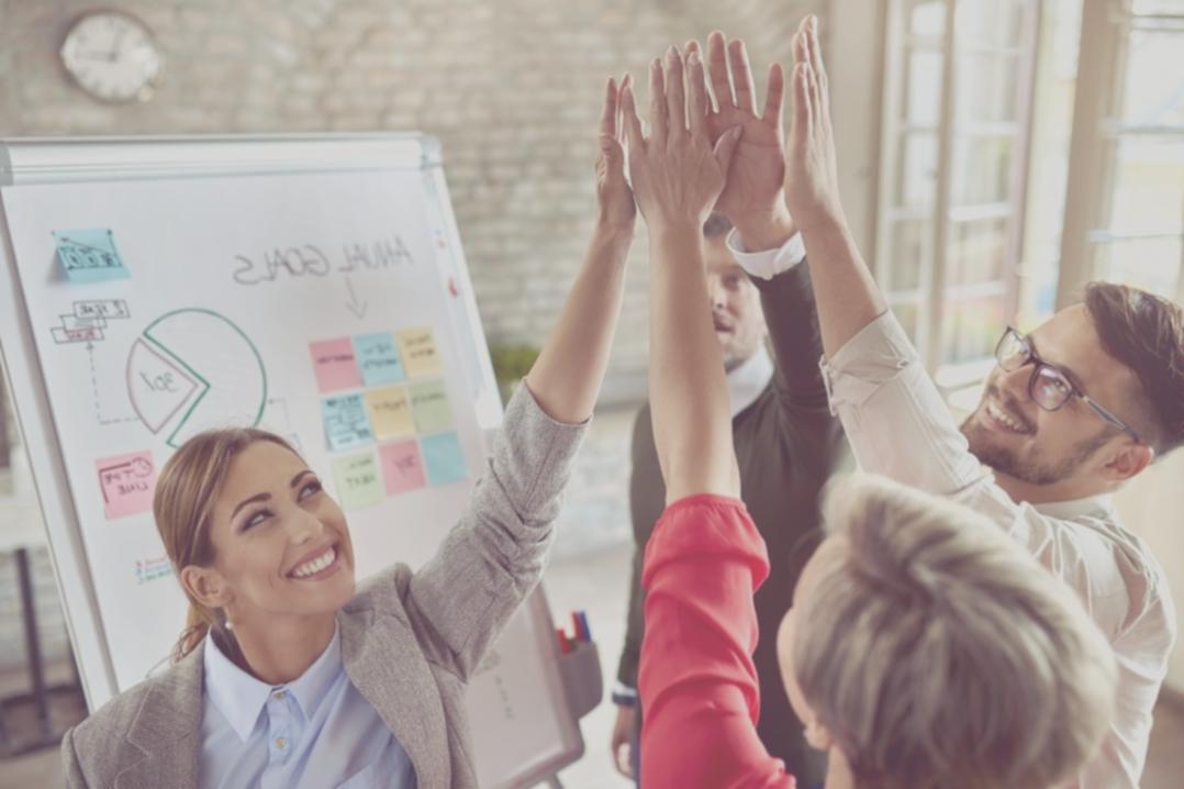 Equipo de profesionales revisando metodologías educativas