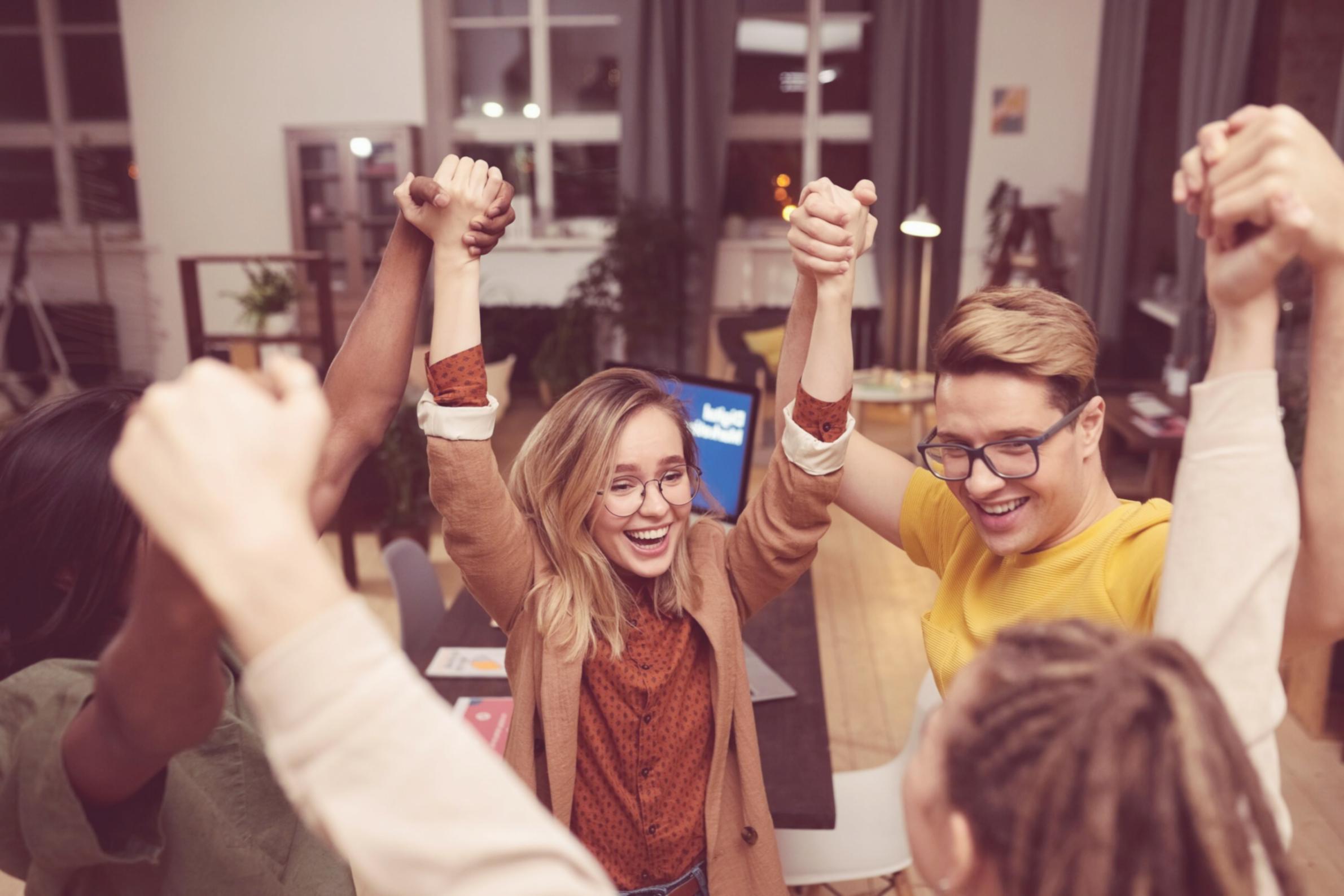 Equipo trabajando en diseño de interfaz educativa